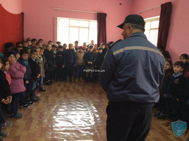 الشرطة تنظم يوم مروري في مدرسة الرسالة الخاصة بالخليل