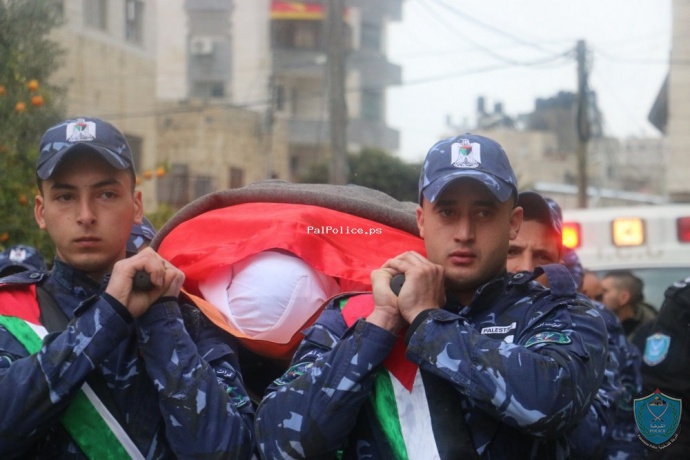 الشرطة وأهلي مخيم بلاطة يشيعون جثمان المساعد سامر سلطان أبو مصطفى في نابلس .