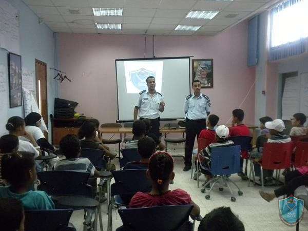 الشرطة تنظم محاضرة عن سلبيات وايجابيات الهاتف النقال  لطلاب مخيم صيفي في اريحا