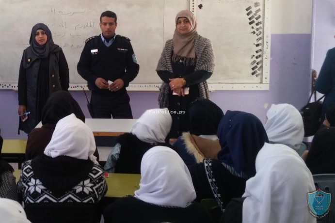 الشرطة تعقد لقاء بعنوان الحماية الالكترونية لعدد من طلبة المدارس في طولكرم