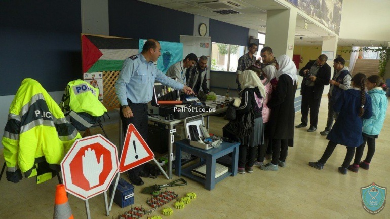 الشرطة تشارك في فعاليات المعرض العلمي الأول بمدينة الخليل