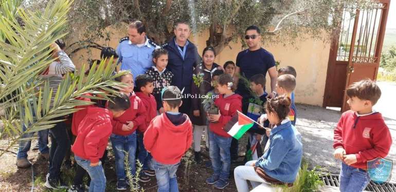 مركز الشرطه المتنقل ينظم محاضرات توعيه في مدارس جباره ويشارك الطلبه في زراعة اشجار في طولكرم