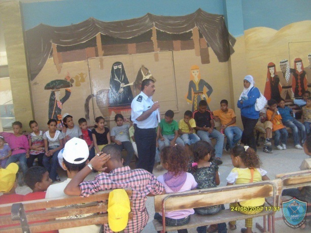 الشرطة تنظم محاضرة في التوعية المرورية لطلبة مخيم صيفي في أريحا