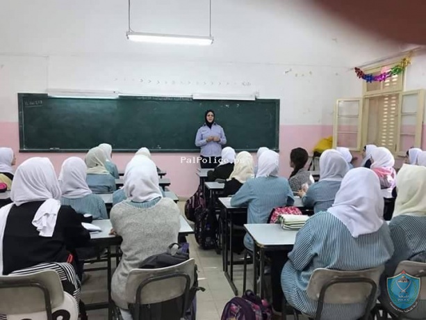 الشرطة تنظم محاضرة توعية في مدرسة ياسر عرفات الاساسيه للبنات في نابلس