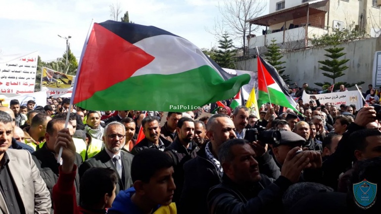 الشرطة تشارك الآلاف من المواطنين بمسيرة دعم و مبايعة لفخامة السيد الرئيس محمود عباس في سلفيت