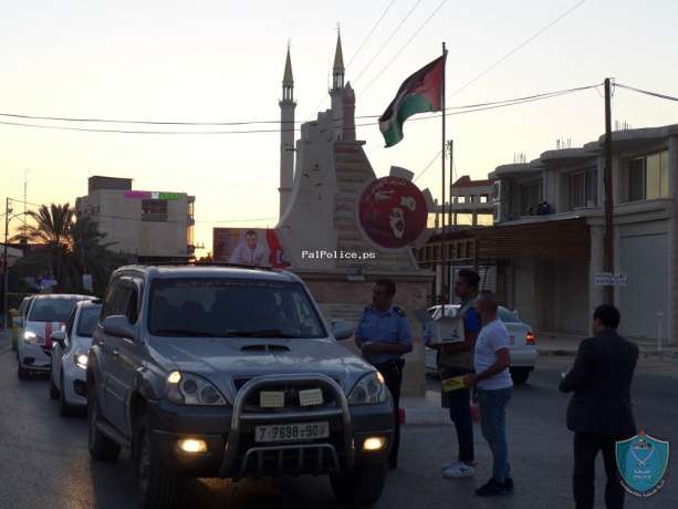الشرطة توزع المياه و التمور على المواطنين الصائمين قبيل الإفطار في قلقيلية