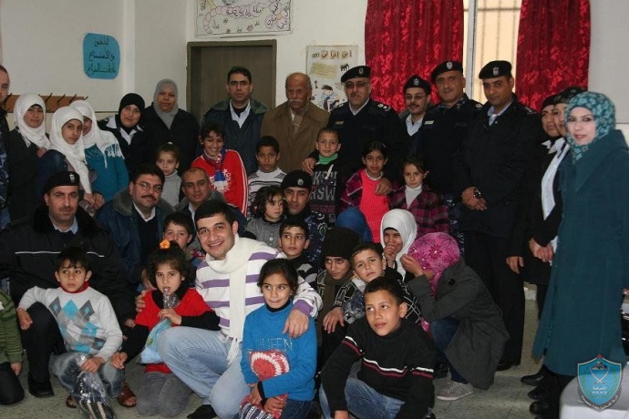 بمناسبة يوم الطفل العربي , الشرطة تزور جمعية دار الإيمان لرعاية وإيواء الأيتام وتقدم الهدايا لهم في قلقيلية