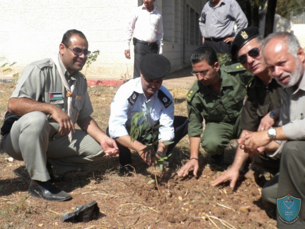 الشرطة تشارك في زراعة الأشجار بمحافظة طوباس تحت شعار (شجرة أيلول خضراء على طول )