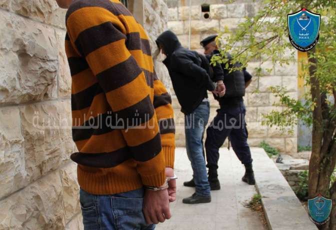 الشرطة تقبض على شخصين بتهمة السرقة في قلقيلية