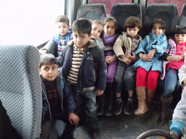 الشرطة تضبط حافلة 7 ركاب بداخلها 18 طفل في طوباس