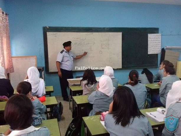 الشرطة تنظم محاضرة حول السلامة المرورية في نابلس .