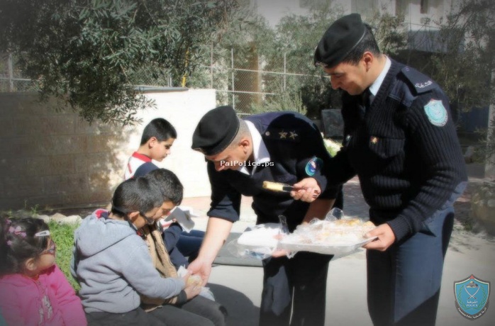 الشرطة توزع الحلوى على الأطفال مع بداية الفصل الدراسي الجديد في بيت لحم