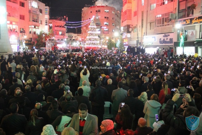 الشرطة تؤمن وتشارك باحتفال إضاءة شجرة عيد الميلاد المجيد في رام الله