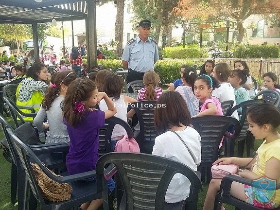 الشرطة تنظم فعالية مرورية لطلبة مخيم اسعاد الطفولة الصيفي في الخليل