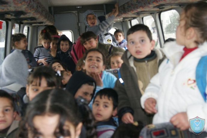 الشرطة تضبط حافلة مدرسية حمولتها 50 راكب بداخلها 77 طالب في الخليل