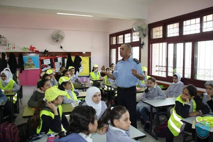 الشرطة تعقد محاضره حول عمل شرطي المرور في مدرسة بنات طولكرم الاساسية
