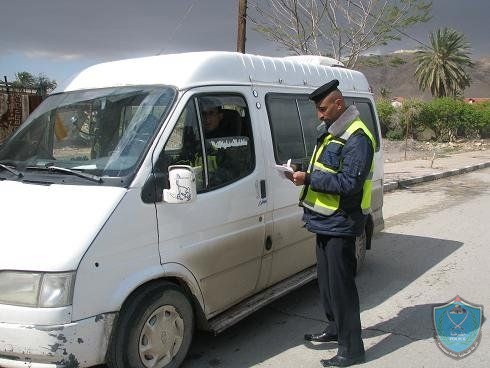 الشرطة تنظم حملة مرورية على الحافلات العمومية ومركبات رياض الأطفال والمدارس في جنين وقلقلية