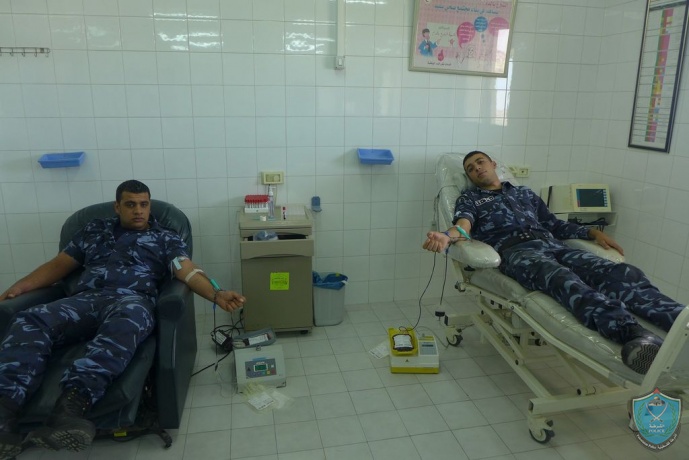 الشرطة تنفذ حملة تبرع بالدم لعدد من المرضى بالمستشفى الأهلي في الخليل