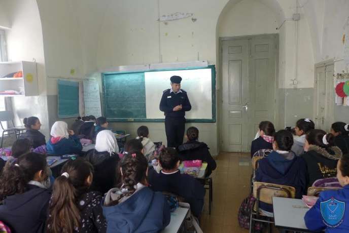 الشرطة تنظيم محاضرات التوعية في مدارس مدينة نابلس.