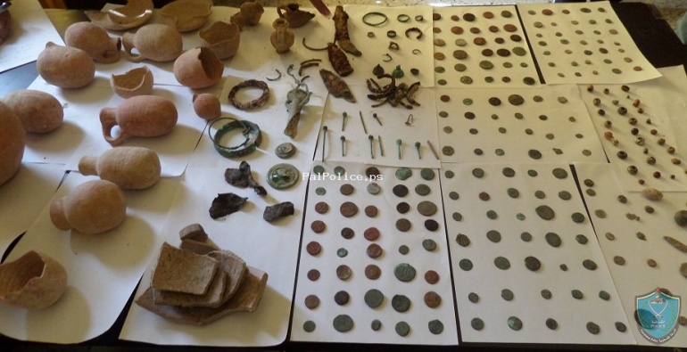 الشرطة تضبط 300 قطعة أثرية بحوزة تاجر آثار في الخليل