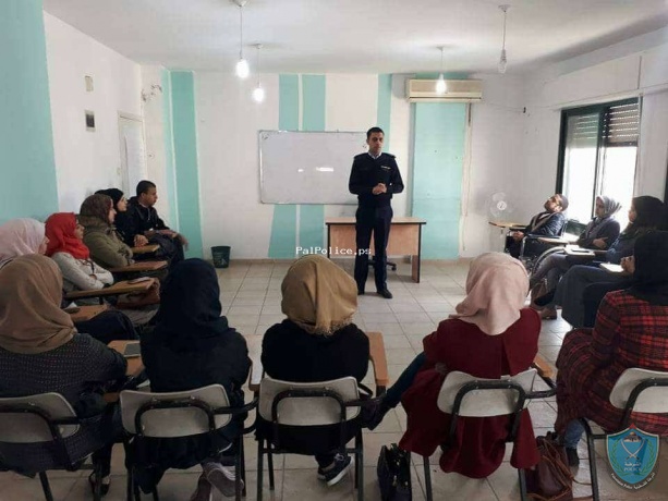الشرطة تعقد محاضرة حول مخاطر المخدرات لطلبة اكاديمية المدربين العرب للتنمية في طولكرم
