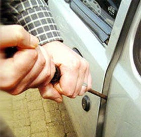 الشرطة تقبض على شخص متهم بسرقة محتويات 15 مركبة في رام الله