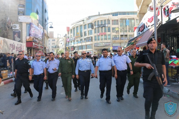 الشرطة والامن الوطني والبلدية ينظمون جولة لتفقد الأسواق قبل عيد الفطر في الخليل