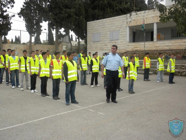 الشرطة تشارك طلبة المدارس في فعاليات الطابور الصباحي في قلقيلية