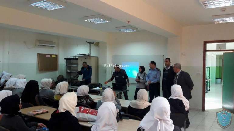 الشرطة تعقد محاضرة حول الوقاية من  المخدرات لطلبة المدرسة الصناعية  بطولكرم