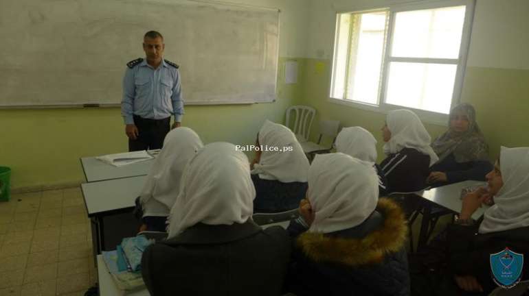 الشرطة تعقد محاضرة حول مخاطر المخدرات لطالبات  مدرسة  زيتا  في طولكرم