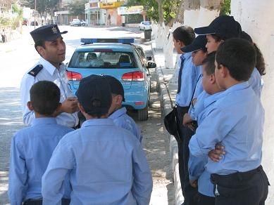 الشرطة تنفذ حملة لضبط حالات التسرب من المدارس في أريحا