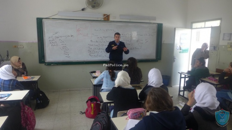 الشرطة تعقد لقاء بعنوان ( كيفية التنشئة الاجتماعية السليمة ) في مدرسة بنات عتيل  بطولكرم