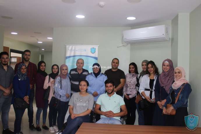 وفد طلابي من جامعة بير زيت يزور دائرة حماية الاسرة والاحداث في الشرطة