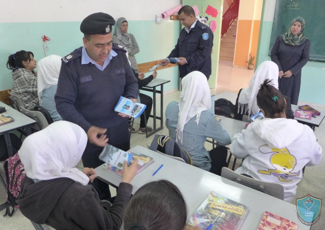 الشرطة توزع نشرات توعوية على طالبات بنات بيت لحم الثانوية