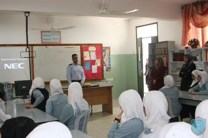 الشرطة تنظم محاضرة حول حماية الأسرة لطالبات مدرسة الشيماء الثانوية في قلقيلية