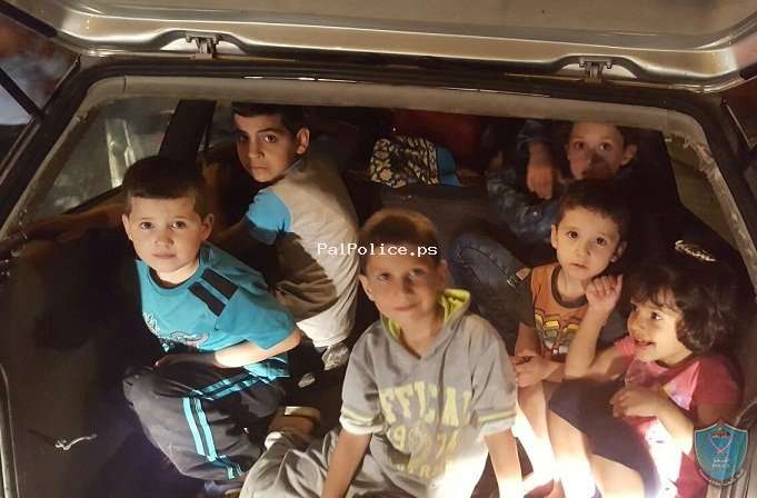 الشرطة تقبض على سائق ينقل 7 أطفال في صندوق مركبته في الخليل