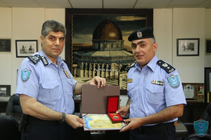 اللواء حازم عطا الله يمنح المقدم علي أبو صبحه جائزة الشرطة للتميز