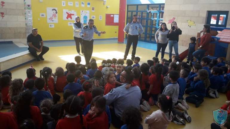 الشرطة تقيم نشاطاً بعنوان " سلامتك مسؤوليتك " بمدرسة طاليتا في بيت لحم