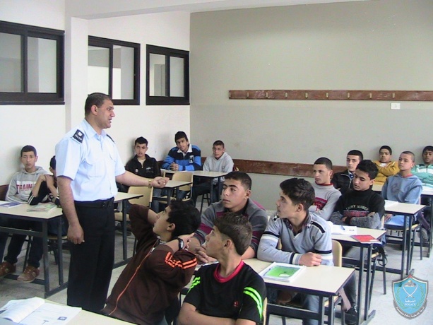 الشرطة تنظم سلسلة محاضرات توعية لطلبة مدرسة الجعبري في الخليل