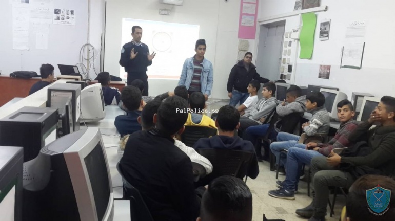 الشرطة تنظم محاضرة توعية وارشاد حول مخاطر المخدرات بمدرسة الزعتري الثانوية بالخليل
