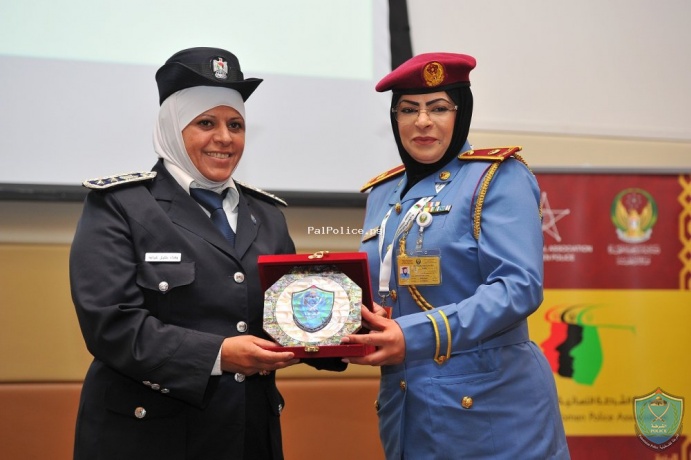 المدير الاقليمي للشرطة النسائية في الشرق الاوسط يكرم العقيد وفاء معمر في ابو ظبي .
