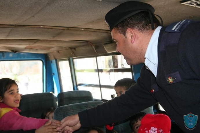 الشرطة تقوم بحملة (من اجل أبنائنا) على حافلات رياض الأطفال في قلقيلية