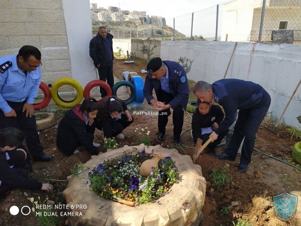 الشرطة تشارك بزراعة الأشجار بمدرسة بنات الوادي الأخضر في بيت لحم