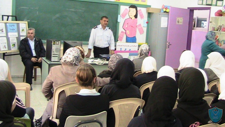 الشرطة تعقد ورشة عمل مشتركة للطالبات والأمهات بمدرسة المحتسب في الخليل