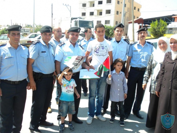 أطفال يقدمون العلم الفلسطيني لمدير شرطة طولكرم بمناسبة فعاليات استحقاق ايلول