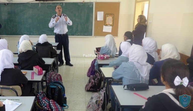 الشرطة تعقد محاضرة حول مخاطر المخدرات لطلبة مدرسة بنات حليمة الثانوية  في طولكرم