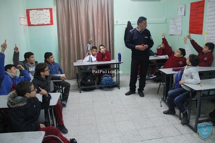 الشرطة تقدم التوعية لطلبة  مدرسة الزيتونة الاساسية الخاصة  برام الله