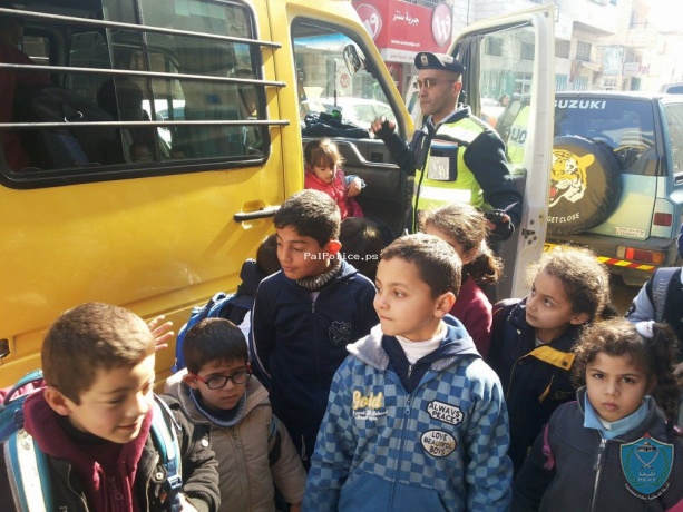 الشرطة تضبط حافلة نقل اطفال تجاوزت حمولتها بـ 12 راكب في بيت لحم