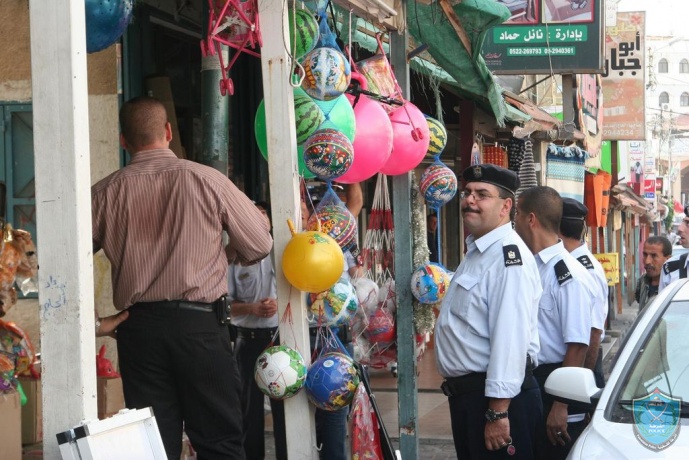 الشرطة تنظم أسواق مدينة قلقيلية بالتعاون مع البلدية