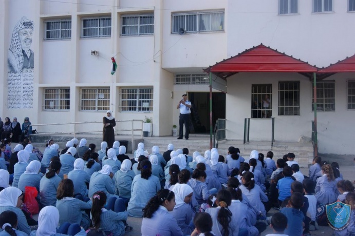 الشرطة تلتقي بطالبات مدرسه حسن القيسي في الطابور الصباحي في طولكرم.